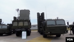 2014年莫斯科武器展上展出的S-400防空导弹系统。
