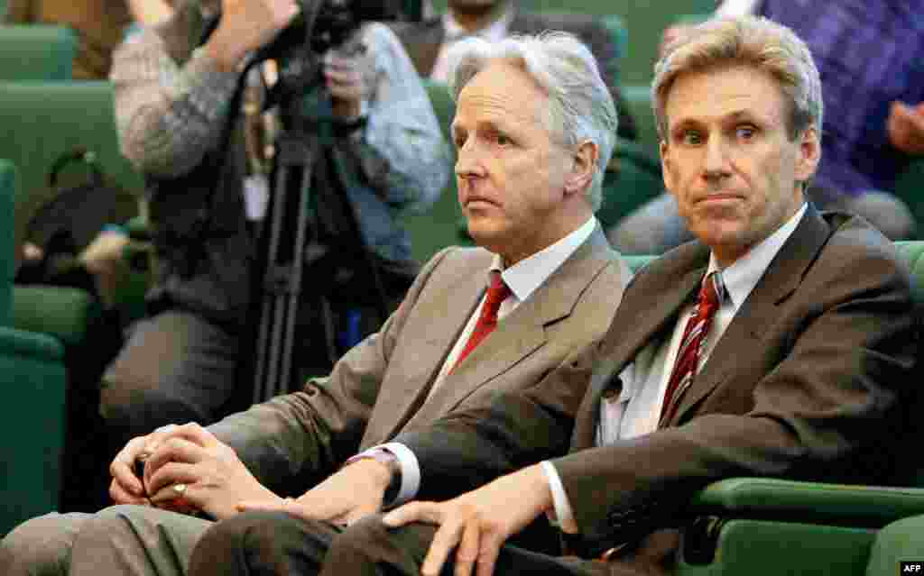 L'ambassadeur britannique Christopher Prentice (à gauche) et l'ambassadeur américain Chris Stevens lors d'une conférence de presse du leader rebelle libyen Mutafa Abdul Jalil après sa rencontre avec des leaders africains à Benghazi