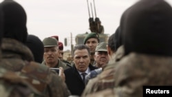 Le ministre tunisien de la défense Farhat Horchani parle avec des soldats à Sabkeht Alyun, Tunisie, le 6 février 2016.