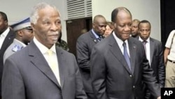 Former South African president Thabo Mbeki (l) meets with presidential election candidate Alassane Ouattara (r) during their meeting in Abidjan, 05 Dec 2010