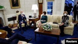 Presiden AS Joe Biden bertemu dengan para senator dari Partai Republik untuk membahas bantuan krisis COVID-19, di Oval Office, Gedung Putih, di Washington, 1 Februari 2021. (Foto: Reuters)