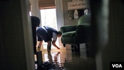 Sherry Rose mide el nivel de agua dentro de su casa, en Holly Grove, en el estado de Arkansas.