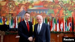 Menlu Palestina Riyad Al Maliki (kanan) berjabat tangan dengan tamunya, Menlu Belanda Halbe Zijlstra di Ramallah, Tepi Barat, Kamis (11/1). 