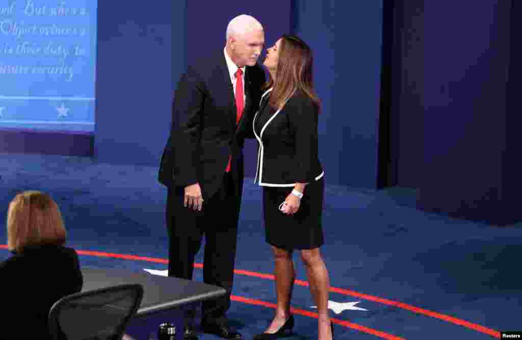 El vicepresidente de Estados Unidos, Mike Pence, recibe un beso de su esposa Karen Pence una vez concluido el debate de la campaña vicepresidencial de 2020 que se llevó a cabo en el campus de la Universidad de Utah, en Salt Lake City.