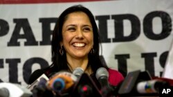 L'ex-Première dame du Pérou, Nadine Heredia, anime une conférence de presse à Lima, Pérou, 21 octobre 2015.