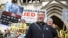 Simpatizantes del fundador de WikiLeaks, Julian Assange. demandan su libertad frente a una corte de Londes el 26 de octubre de 2021.