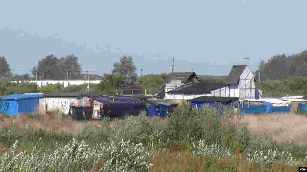 Kamp migran 'Jungle' di Calais, Perancis, yang dijadwalkan akan dihancurkan akhir tahun. (VOA/L. Bryant)