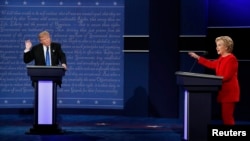 Wagombea urais Marekani, Donald Trump (L) na Hillary Clinton huko Hempstead, New York, Sept. 26, 2016. 