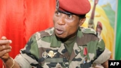 L'ancien chef de la junte guinéenne entendu par des juges guinéens à Ouagadougou, où il vit en exil depuis 2010. Il pourrait être inculpé d'ici la fin de la semaine. Moussa Dadis Camara, le 30 septembre 2009, à Conakry.