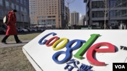 Seorang perempuan terlihat melintasi kantor pusat Google di Beijing, Tiongkok (foto: dok).