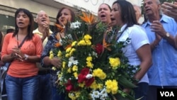 Opositores venezolanos marcharon hasta la sede del SEBIN en Caracas, lunes 15 de octubre de 2018 para exigir justicia tras la muerte del concejal Fernando Albán.
