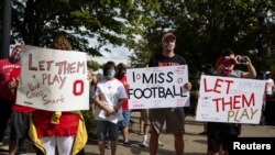 Fanáticos protagonizan una protesta en Ohio contra la cancelación de la temporada de fútbol de la Big Ten Conference debido a preocupaciones por la enfermedad del coronavirus.
