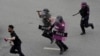 Polisi anti huru hara mengejar seorang pengunjuk rasa anti-pemerintah selama protes di Bangkok, Thailand, Rabu, 11 Agustus 2021. (Foto: AP)
