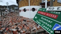 Reruntuhan bangunan masih berserakan di jalanan kota pelabuhan Lyttelton, tak jauh dari Christchurch, Selandia Baru.