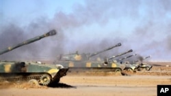 Tank-tank pasukan Suriah menembaki posisi-posisi pemberontak (foto: dok). 