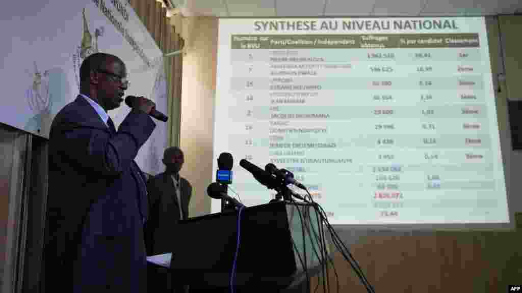 Pierre Claver Ndayicariye, président de la Commission électorale nationale indépendante (CENI ) , annonce les résultats préliminaires de l'élection présidentielle, à Bujumbura, au Burundi, le 24 juillet 2015.