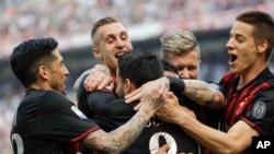 Suso de l’AC Milan, au centre, jubile avec ses coéquipiers Jose Sosa, à gauche, Gérard Deulofeu, Juraj Kucka et Mario Pasalic, après avoir ouvert la marque au cours d’un match entre l’AC Milan et Palermo au stade San Siro à Milan, Italie, 9 avril 2017.