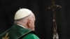 Paus Fransiskus menghadiri misa di Basilika Santo Petrus, di Vatikan, 23 Juli 2023. (Foto: Media Vatikan/Divisione Produzione Fotografica via REUTERS)