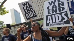 Para aktivis mendesak dana bantuan yang lebih besar bagi pemberantasan AIDS dalam unjuk rasa di luar gedung PBB di New York (21/6).