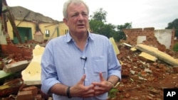 Stephen O'Brien répond aux questions des journalistes pendant un voyage à Bangassou, RCA, le 18 juillet 2017. 