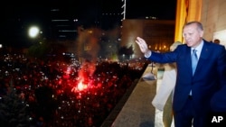 Presiden Turki melambaikan tangan pada para pendukungnya dari Partai AKP di Ankara, Turki, Senin pagi, 25 Juni 2018 (foto: Biro Press Kepresidenan Turki via AP, Pool)