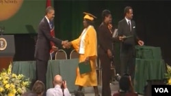 El presidente Obama durante la ceremonia de graduación en Memphis.