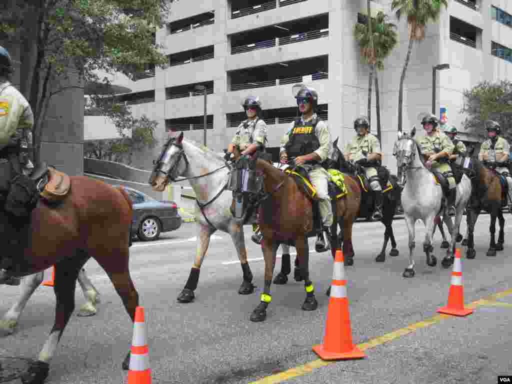 Security around the Occupy Movement protest outside the Republican National Convention, Tampa, Florida, August 27, 2012. (N. Pinault/VOA)