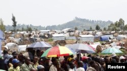 People displaced by recent fighting in eastern Congo wait to receive aid food in Mugunga IDP camp outside of Goma, November 24, 2012. 
