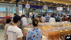Warga berbelanja persediaan pangan di sebuah toko di Yangon, Myanmar menuruti anjuran untuk tidak kelar rumah menyusul meningkatnya ketegangan politik di negara itu, 7 September 2021. (AP)