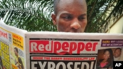 Un Ougandais lit un exemplaire du tabloïd "Red Pepper" à Kampala, Ouganda, 25 février 2014.
