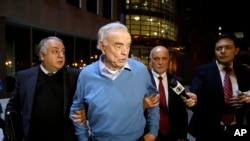 Jose Maria Marin, au milieu, quitte la court fédérale de Brooklyn à New York, Nov. 3, 2015. 