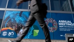 Delegat prolazi pored banera MMF-a tokom godišnjih sastanaka Svjetske banke/MMF-a u sjedištu Međunarodnog monetarnog fonda (MMF) u Washingtonu, 21. oktobra 2024.