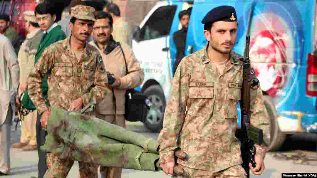 Les blessés ont été conduits à l'hôpital militaire CMH et à celui de Lady Reading, à Peshawar, au Pakistan, le 16 décembre 2014. (VOA)