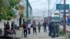 Situasi pengamanan di sekitar Bank Mandiri Syariah di jalan Pulau Irian, Poso Kota, Kabupaten Poso Sulawesi Tengah pasca peristiwa penembakan terhadap seorang anggota Polisi, 15 April 2020. (Foto: Ryan Darmawan)