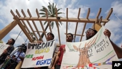 Para Supporters of Deferred Action for Childhood Arrivals (DACA) berunjuk rasa di luar gedug pengadilan federal di Pasadena, California, 15 Mei 2018.