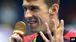 Michael Phelps celebró su victoria en los 200 metros combinado individual el jueves por la noche.