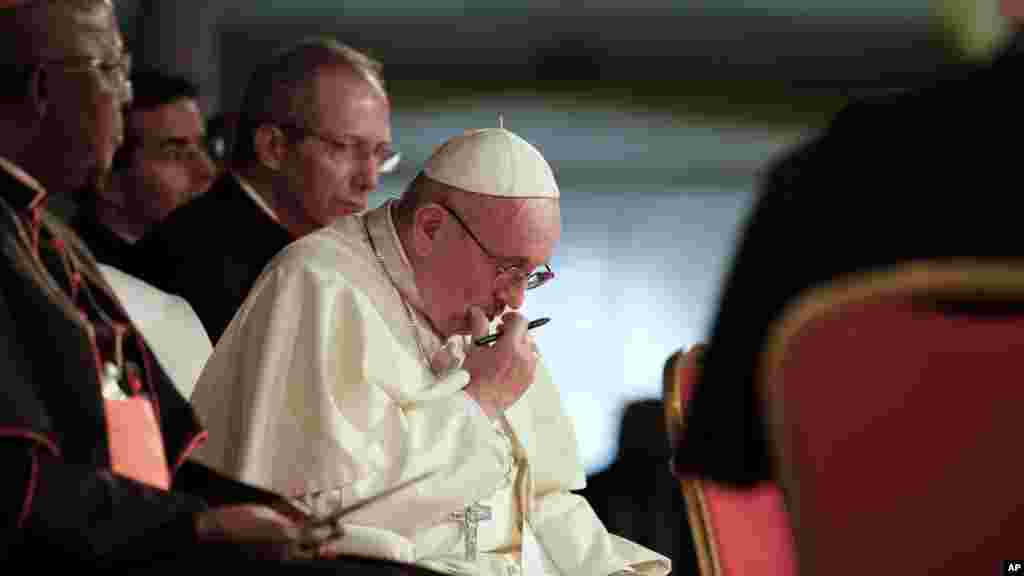 Le pape François prend des notes lors d'une rencontre avec le clergé à l'école ste Marie, à Nairobi, Kenya, 20 novembre 2015