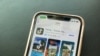 ARCHIVO - Los logos de TikTok y WeChat aparecen en un teléfono celular.