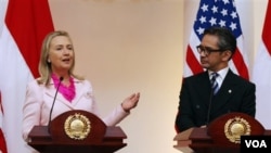 Menlu AS Hillary Rodham Clinton dalam konferensi pers bersama Menlu Indonesia Marty Natalegawa di Jakarta, Senin (3/9). 