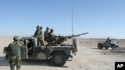 Tentara Nasional Afghanistan berjaga di sebuah pos pemeriksaan di jalan ke distrik Sangin di provinsi Helmand, Afghanistan, 23 Desember 2015. (Foto: dok).