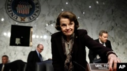 Anggota Komite Senat Hukum, Senator Dianne Feinstein, tiba dalam rapat dengar pendapat di Capitol Hill, Washington, 6 Desember 2017.