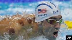 El nadador estadounidense Michael Phelps mostró las manchas en su cuerpo cuando ganó la final de los 400 metros en relevo individual.