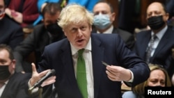 PM Boris Johnson berbicara di depan parlemen Inggris di London, Rabu (19/1). 