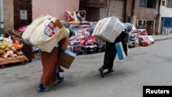 Des femmes marocaines transportant de lourdes charges depuis Melilla en Espagne, Beni Ansar, Maroc, le 18 juillet 2017.