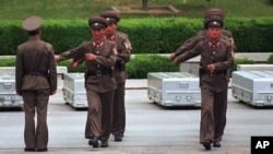 Tentara Korea Utara saat serah terima kerangka jenazah tentara Amerika Serikat di desa perbatasan di Panmunjom, Utara kota Seoul, Korea Selatan, 14 Mei 1999 (Foto: dok). 
