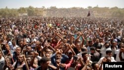 Supporters of Bekele Gerba, secretary general of the Oromo Federalist Congress, celebrate Gerba's release from prison, in Adama, Oromia Region, Ethiopia Feb. 14, 2018. 