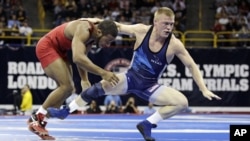Jordan Burroughs lucha contraAndrew Howe en las pruebas de selección para el equipo Olímpico estadounidense.