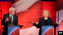 លោក Bernie Sanders សមាជិក​ព្រឹទ្ធ​សភា​ស្តាប់​លោកស្រី Hillary Clinton បកស្រាយ​ក្នុង​ពេល​ជជែក​ដេញ​ដោល​ជា​បឋម​សម្រាប់​តំណែង​ប្រធានាធិបតី​ដែល​រៀបចំ​ឡើង​ដោយ​ទូរទស្សន៍ MSNBC នៅ​ក្នុង​ក្រុង Durham កាលពី​ថ្ងៃទី៤ ខែកុម្ភៈ ឆ្នាំ២០១៦។