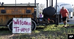 Un cartel en Rockport, Texas, saluda la visita del presidente Donald Trump al estado para supervisar los esfuerzos de recuperación tras los daños causados por la tormenta tropical Harvey.