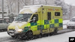 Ambulans Darurat melaju di jalan melalui badai salju di Ealing, London (Foto: dok).